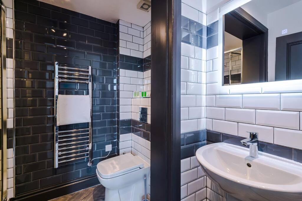 Supersized Studio In Chester Ngoại thất bức ảnh